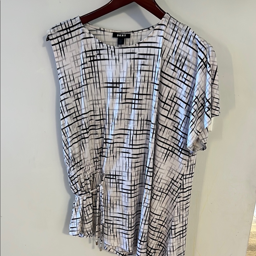 DKNY Black and Gray Asymmetrical Short Sleeve Blouse